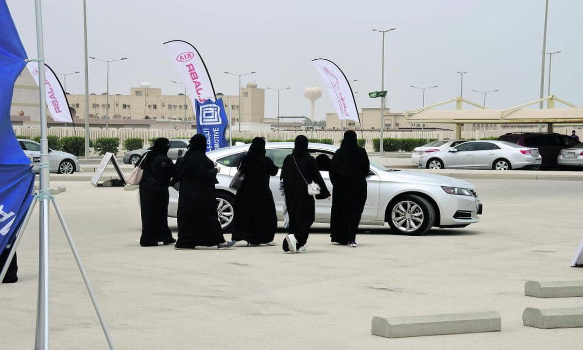 رسوم تعليم القيادة للنساء