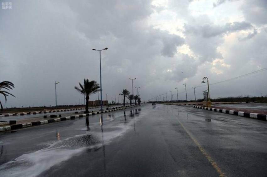 أمطار رعدية متوسطة إلى غزيرة تؤدي إلى جريان السيول مصحوبة بزخات من البرد على 5 مناطق
